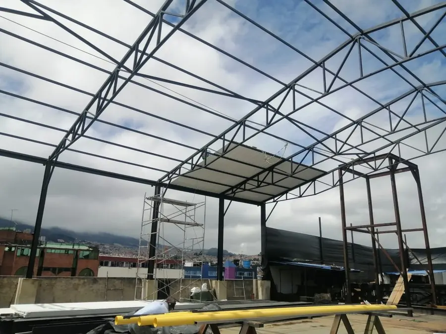 Estructura metálica en montaje — Rooftop Restrepo, Bogotá