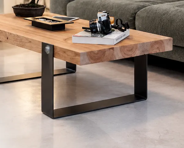 Diseño conceptual de una mesa de centro con tapa de madera maciza y patas de acero negro, en una sala