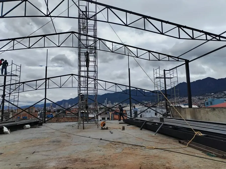 Rooftop Restrepo — estructura en montaje sobre centro comercial, Bogotá